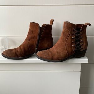 Like new Born booties in cognac brown leather. The most comfortable booties!
